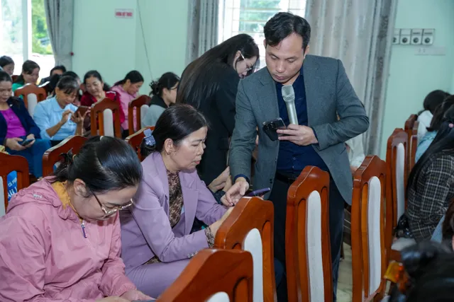 Coca-Cola Beverages Vietnam continues to empower women in handicraft villages through e-commerce training initiative - Ảnh 2.