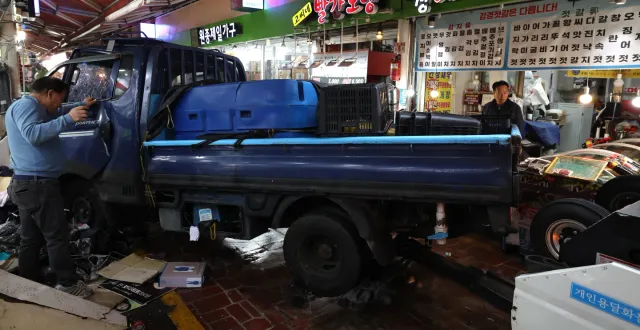 Xe tải lao vào khu chợ đông đúc ở Hàn Quốc, ít nhất 2 người thiệt mạng- Ảnh 2.