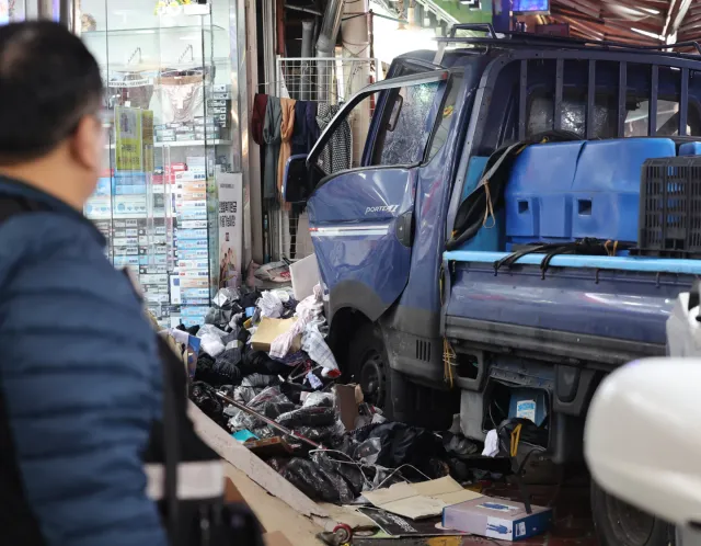 Xe tải lao vào khu chợ đông đúc ở Hàn Quốc, ít nhất 2 người thiệt mạng- Ảnh 3.