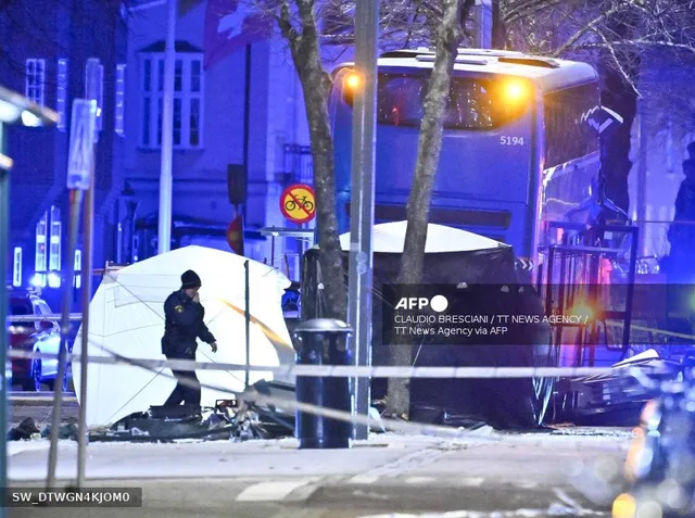Xe bus lao vào điểm dừng giữa trung tâm thủ đô Stockholm, ít nhất 3 người thiệt mạng - Ảnh 1.
