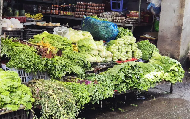 Mưa lũ khiến lượng rau củ về TP Hồ Chí Minh giảm nhẹ nhưng giá biến động mạnh- Ảnh 2. Mưa lũ khiến lượng rau củ về TP Hồ Chí Minh giảm nhẹ nhưng giá biến động mạnh- Ảnh 2.