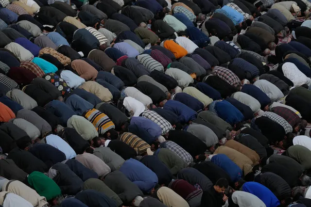 Người dân Iran làm lễ cầu mưa giữa khủng hoảng nước nghiêm trọng- Ảnh 1. Người dân Iran làm lễ cầu mưa giữa khủng hoảng nước nghiêm trọng- Ảnh 1.