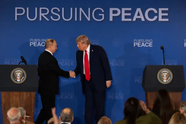 Tổng thống Trump xem xét trừng phạt "mạnh tay" mọi quốc gia giao thương với Nga- Ảnh 1.