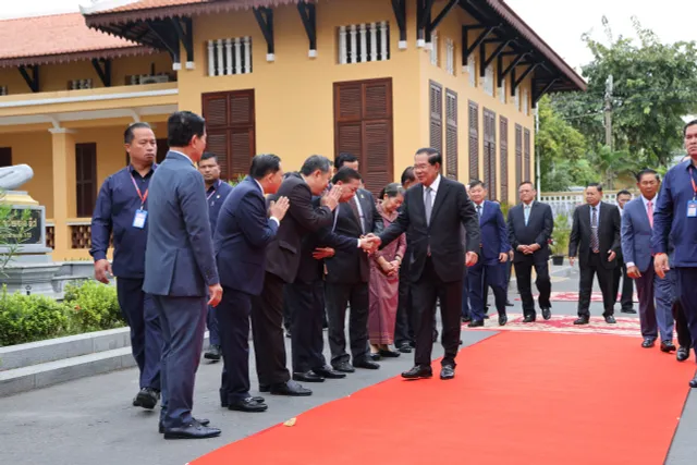 Chủ tịch Thượng viện Campuchia Hun Sen nhắn nhủ Thái Lan: “Khách hàng là thượng đế”- Ảnh 2.