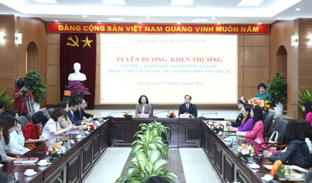 Hanoi honors Road to  Olympia  Mount   Champion Tran Bui Bao Khanh - Ảnh 1.
