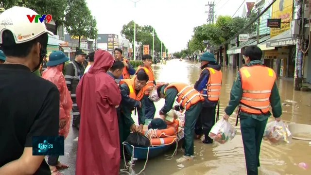 Ứng cứu người dân bị mắc kẹt giữa mưa lũ