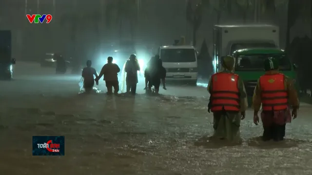 Tình người trong bão lũ