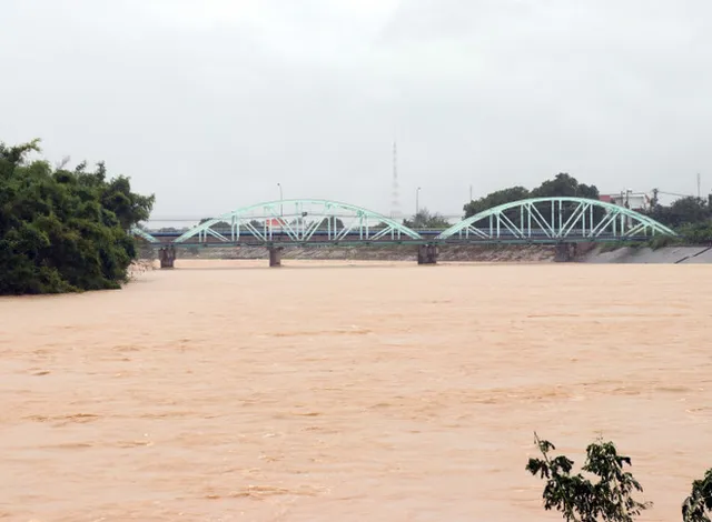 Flooding leaves 9 dead, 6 missing, tens of thousands of homes inundated across central region - Ảnh 1.