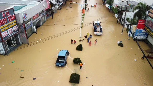 CẬP NHẬT: Miền Trung đối mặt nguy cơ lũ quét, bác tin đồn axit sunfuric gây chết 10 người - Ảnh 1.