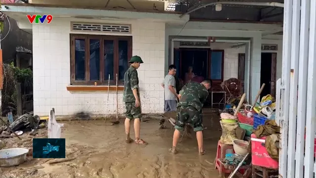 Quân dân cùng nhau dọn dẹp sau mưa lũ