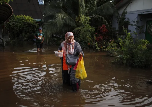 Lũ lụt ở Malaysia: Gần 11.000 người phải sơ tán trên khắp 7 bang  - Ảnh 1.