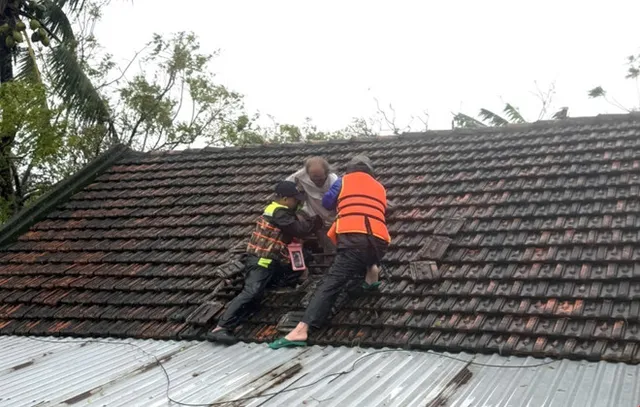 Central, south-central floods cause nearly 500 million USD in losses - Ảnh 1.