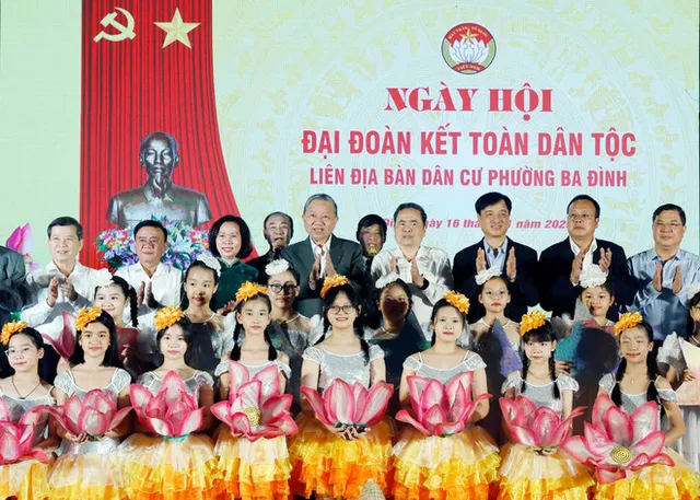 Party chief, NA Chairman attend great national unity festival in Hanoi’s Ba Dinh ward - Ảnh 1.