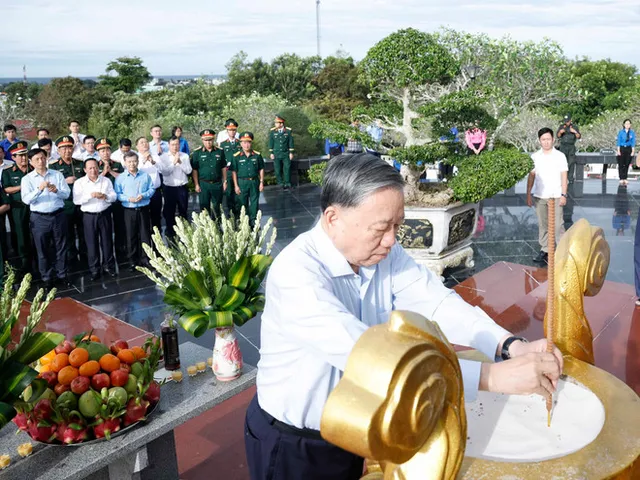 Party chief pays floral tributes to President Ho Chi Minh, martyrs in Phu Quoc - Ảnh 1.