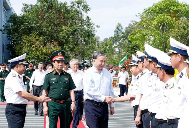 Party General Secretary visits Naval Region 5 - Ảnh 1.
