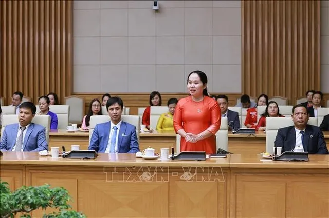 Vietnamese Teachers’ Day: PM meets with outstanding education managers, teachers - Ảnh 1.
