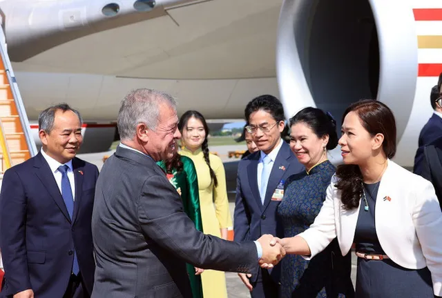 Jordanian King Abdullah II Ibn Al Hussein begins official visit to Vietnam - Ảnh 1.