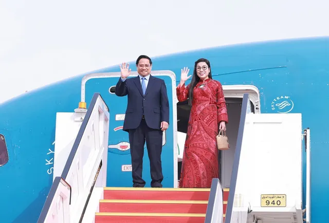 Prime Minister Pham Minh Chinh begins official visit to Kuwait - Ảnh 1.