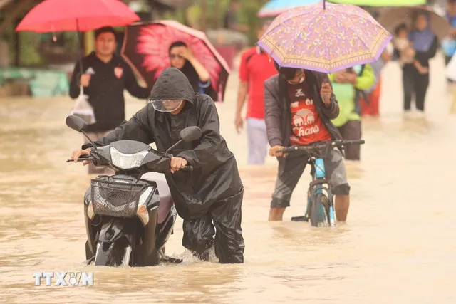 Thái Lan triển khai hoạt động cứu trợ lũ lụt quy mô lớn - Ảnh 1.