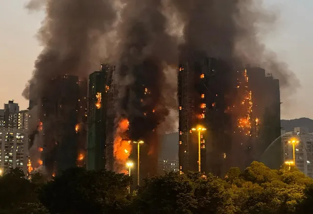 Cháy lớn tại loạt chung cư cao tầng ở Hong Kong (Trung Quốc), nhiều người thiệt mạng và mắc kẹt- Ảnh 1. Cháy lớn tại loạt chung cư cao tầng ở Hong Kong (Trung Quốc), nhiều người thiệt mạng và mắc kẹt- Ảnh 1.