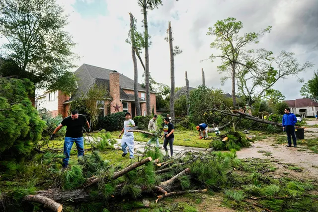 Lốc xoáy phá hủy hơn 100 căn nhà tại Texas, Mỹ - Ảnh 1.