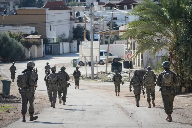 Hàng trăm binh sĩ Israel đột kích thị trấn Palestine ở Bờ Tây - Ảnh 1.