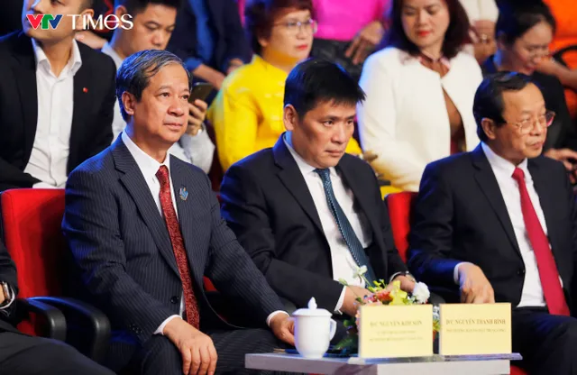 In Gratitude 2025: A Journey of Teachers “Lighting Up the Future” Through Powerful Real-Life Stories - Ảnh 1.