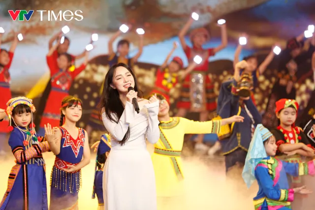 In Gratitude 2025: A Journey of Teachers “Lighting Up the Future” Through Powerful Real-Life Stories - Ảnh 10.