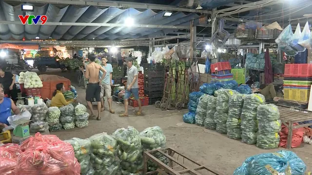 Tiểu thương chủ động tìm giải pháp hạ giá rau củ