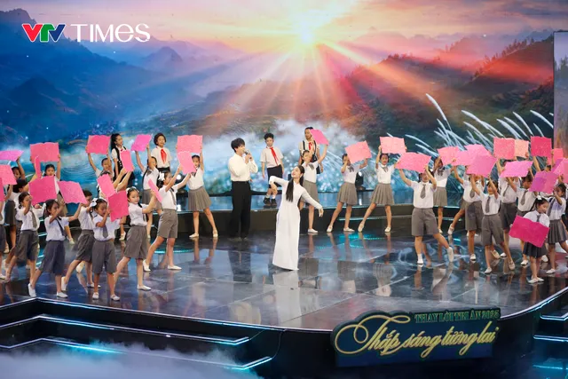 In Gratitude 2025: A Journey of Teachers “Lighting Up the Future” Through Powerful Real-Life Stories - Ảnh 4.