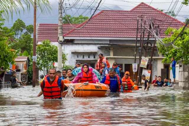 Lũ lụt, lở đất tàn phá Indonesia khiến 84 người thiệt mạng - Ảnh 2.