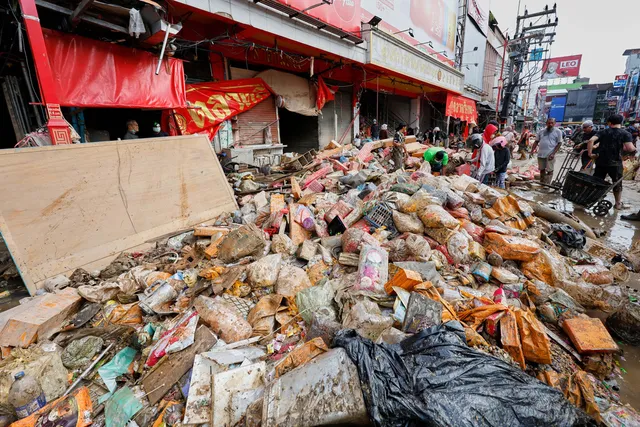 Một gia đình Thái Lan sống sót giữa trận lũ lịch sử nhờ bám trụ vào đồ đạc - Ảnh 1.