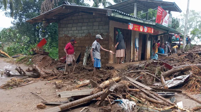 Hơn 900 người thiệt mạng do mưa lũ ở Indonesia, Thái Lan và Sri Lanka - Ảnh 7.