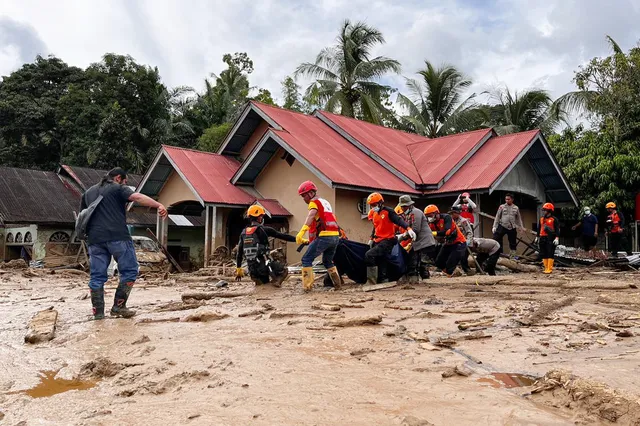 Indonesia khắc phục hậu quả sau lũ quét tàn phá, số người thiệt mạng tăng đột biến - Ảnh 2.