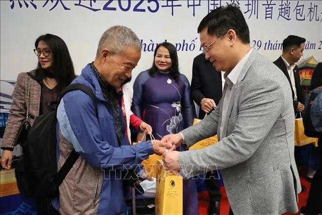 Hue welcomes first charter flight from China’s Shenzhen - Ảnh 1.