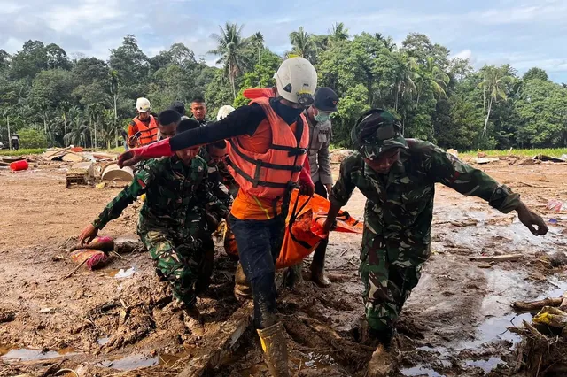 Hơn 900 người thiệt mạng do mưa lũ ở Indonesia, Thái Lan và Sri Lanka - Ảnh 2.