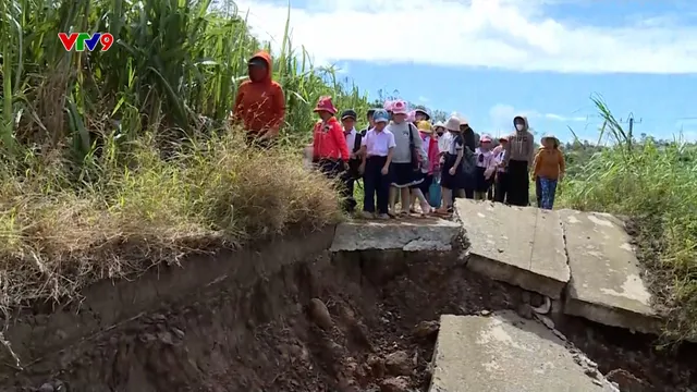 Mở đường đưa trẻ vùng sạt lở tới trường