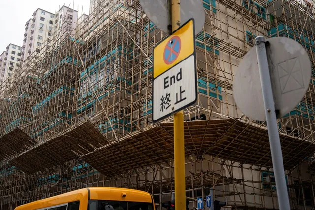 Hong Kong (Trung Quốc) cấm hút thuốc tại công trường xây dựng sau vụ cháy chung cư- Ảnh 2. Hong Kong (Trung Quốc) cấm hút thuốc tại công trường xây dựng sau vụ cháy chung cư- Ảnh 2.
