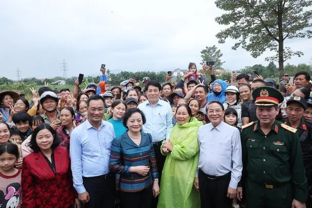 State President visits, encourages flood victims in Da Nang citys Go Noi commune - Ảnh 1.