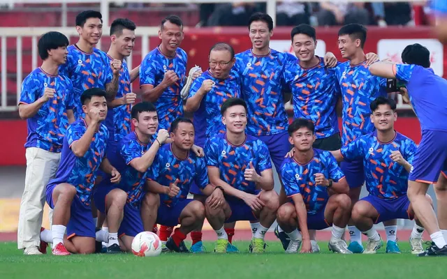 HLV Park Hang-seo xỏ giày ra sân, cùng Tiến Linh và nhiều học trò cũ "Lan toả yêu thương"- Ảnh 6. HLV Park Hang-seo xỏ giày ra sân, cùng Tiến Linh và nhiều học trò cũ "Lan toả yêu thương"- Ảnh 6.