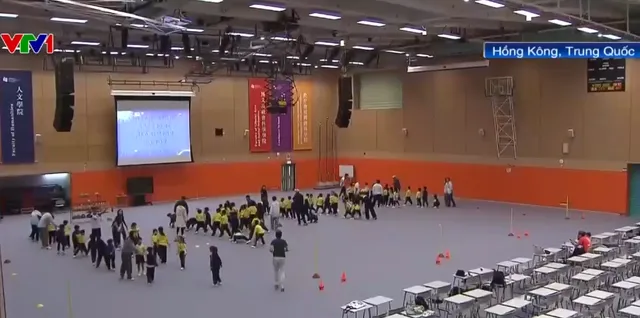 Hong Kong (Trung Quốc) mở lớp học tạm thời sau vụ cháy chung cư - Ảnh 1.