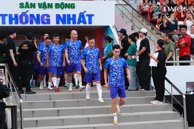 HLV Park Hang-seo xỏ giày ra sân, cùng Tiến Linh và nhiều học trò cũ "Lan toả yêu thương"- Ảnh 4. HLV Park Hang-seo xỏ giày ra sân, cùng Tiến Linh và nhiều học trò cũ "Lan toả yêu thương"- Ảnh 4.