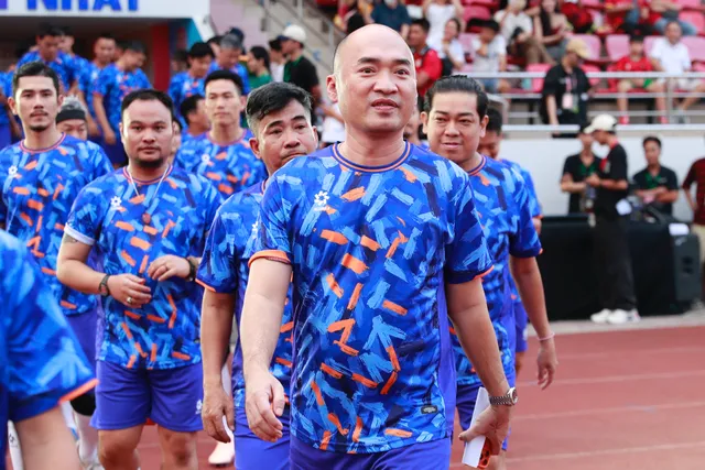 HLV Park Hang-seo xỏ giày ra sân, cùng Tiến Linh và nhiều học trò cũ "Lan toả yêu thương"- Ảnh 5. HLV Park Hang-seo xỏ giày ra sân, cùng Tiến Linh và nhiều học trò cũ "Lan toả yêu thương"- Ảnh 5.
