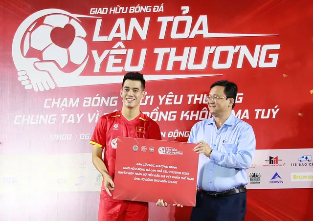 HLV Park Hang-seo xỏ giày ra sân, cùng Tiến Linh và nhiều học trò cũ "Lan toả yêu thương"- Ảnh 19. HLV Park Hang-seo xỏ giày ra sân, cùng Tiến Linh và nhiều học trò cũ "Lan toả yêu thương"- Ảnh 19.