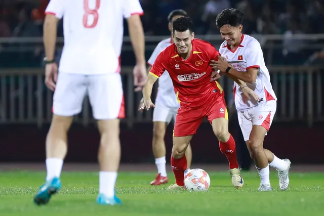 HLV Park Hang-seo xỏ giày ra sân, cùng Tiến Linh và nhiều học trò cũ "Lan toả yêu thương"- Ảnh 10. HLV Park Hang-seo xỏ giày ra sân, cùng Tiến Linh và nhiều học trò cũ "Lan toả yêu thương"- Ảnh 10.