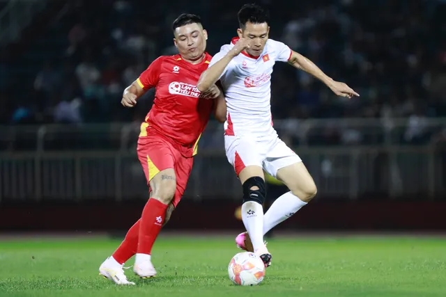 HLV Park Hang-seo xỏ giày ra sân, cùng Tiến Linh và nhiều học trò cũ "Lan toả yêu thương"- Ảnh 11. HLV Park Hang-seo xỏ giày ra sân, cùng Tiến Linh và nhiều học trò cũ "Lan toả yêu thương"- Ảnh 11.