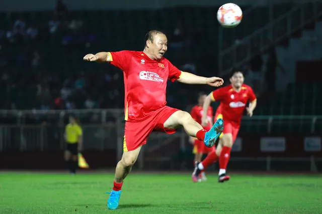 HLV Park Hang-seo xỏ giày ra sân, cùng Tiến Linh và nhiều học trò cũ "Lan toả yêu thương"- Ảnh 18. HLV Park Hang-seo xỏ giày ra sân, cùng Tiến Linh và nhiều học trò cũ "Lan toả yêu thương"- Ảnh 18.