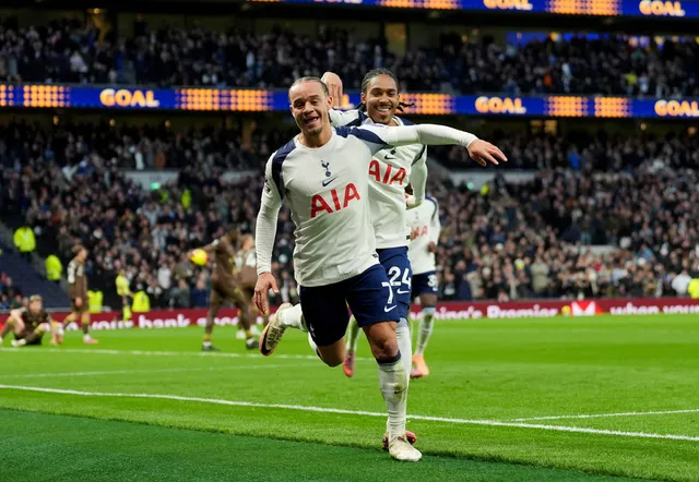 Vòng 15 Ngoại hạng Anh: Arsenal và Liverpool "ngã ngựa" phút bù giờ, Man City phả hơi nóng vào ngôi đầu- Ảnh 4. Vòng 15 Ngoại hạng Anh: Arsenal và Liverpool "ngã ngựa" phút bù giờ, Man City phả hơi nóng vào ngôi đầu- Ảnh 4.