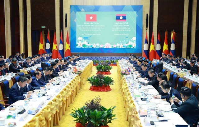 Vietnamese, Lao Prime Ministers co-chair Intergovernmental Committee’s 48th meeting in Vientiane - Ảnh 1.