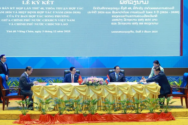 Vietnamese, Lao Prime Ministers co-chair Intergovernmental Committee’s 48th meeting in Vientiane - Ảnh 2.